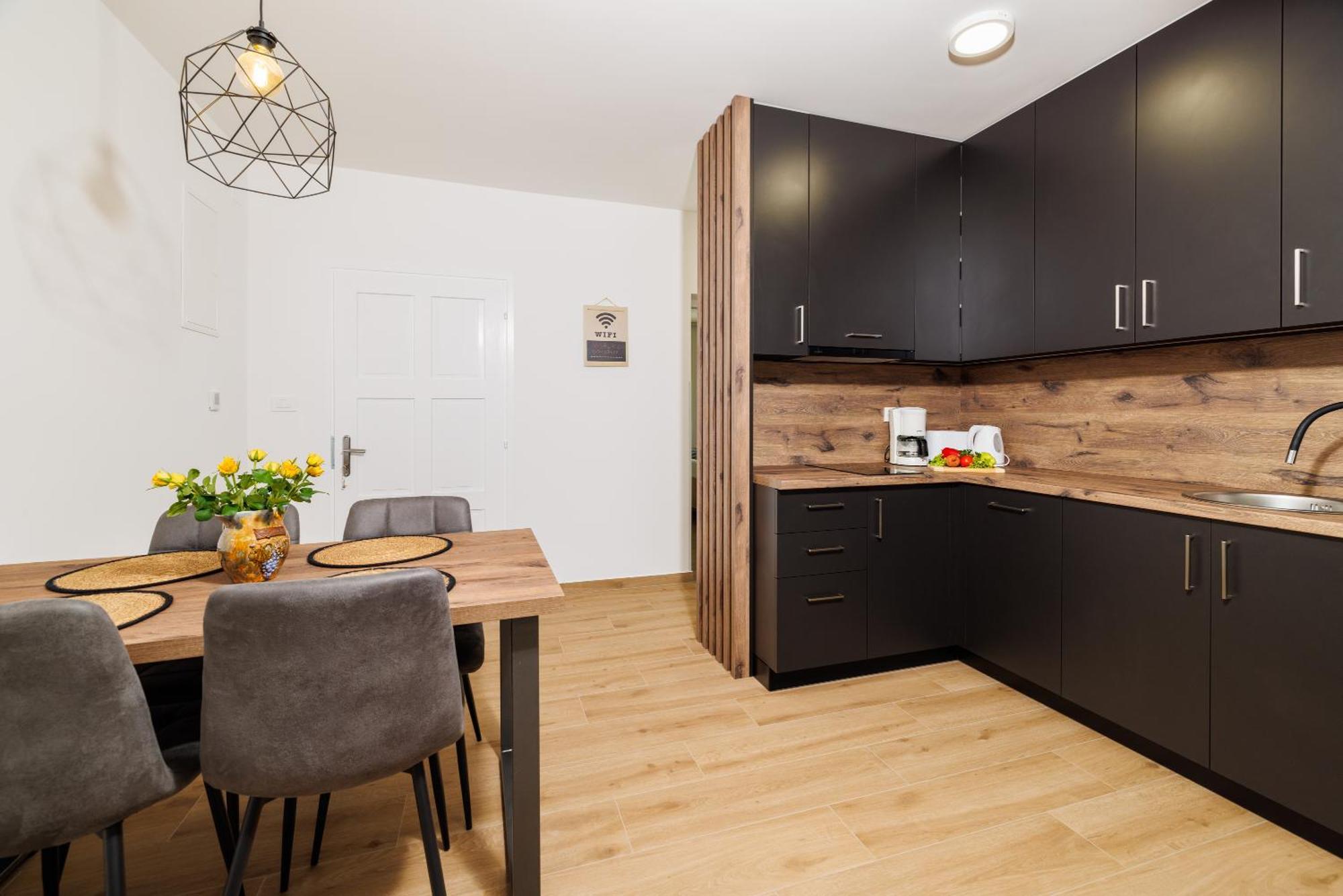 Apartmani Viktorija Jadranovo Eksteriør billede